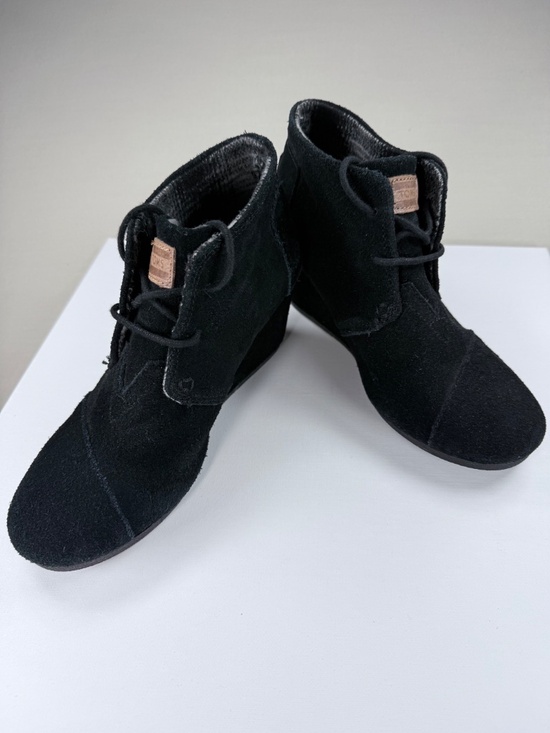 Toms Shoes - 🎉Host Pick🎉 TOMS Black Suede Desert Wedge Booties Flannel Lined W8